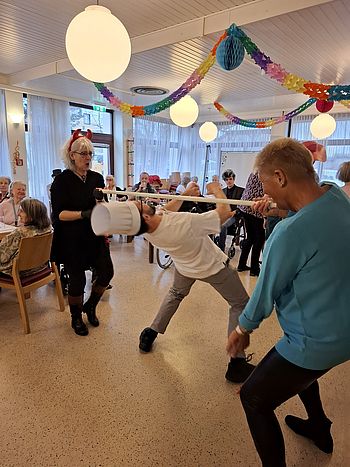 Auch der Koch sorgte für ausgelassene Stimmung und machte beim Limbo Tanz mit. 