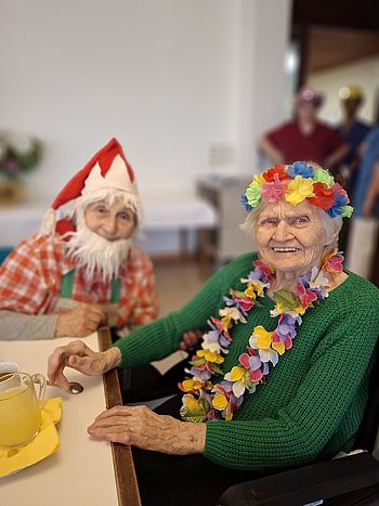 Ehrenamtliche Mitarbeiterin Gerti mit Frau L.