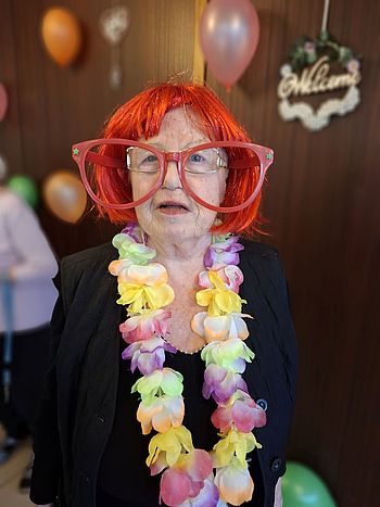 Frau Petzold hat sich eine ganz besondere Verkleidung ausgesucht.